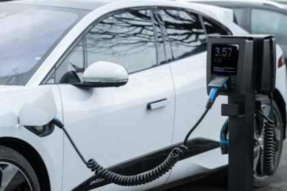 Para a importância da infraestrutura de recarga de carros elétricos no Brasil, ela é fundamental para viabilizar a adoção em