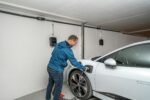 Para as barreiras para carros elétricos no Brasil, os principais obstáculos incluem o alto custo inicial dos veículos, a limi