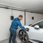 Para as barreiras para carros elétricos no Brasil, os principais obstáculos incluem o alto custo inicial dos veículos, a limi