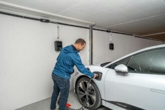 Para as barreiras para carros elétricos no Brasil, os principais obstáculos incluem o alto custo inicial dos veículos, a limi