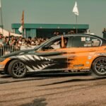 Para acompanhar campeonatos automotivos, utilize plataformas de streaming, canais de TV especializados e aplicativos oficiais