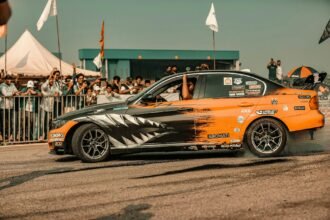 Para acompanhar campeonatos automotivos, utilize plataformas de streaming, canais de TV especializados e aplicativos oficiais