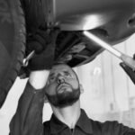 Para fazer revisão pré-venda no carro usado, é crucial focar em aspectos mecânicos, estéticos e documentais. Isso inclui veri