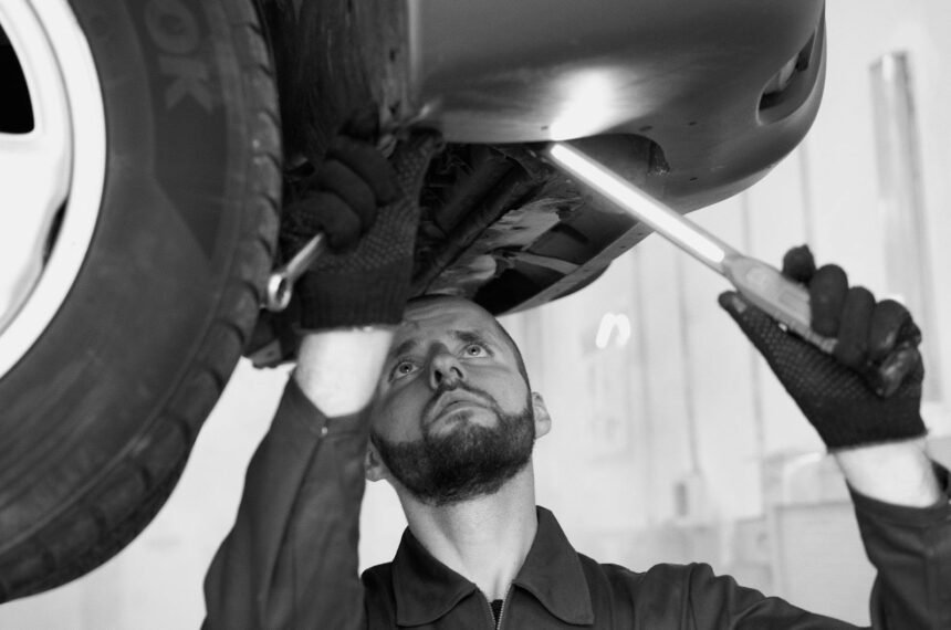 Para fazer revisão pré-venda no carro usado, é crucial focar em aspectos mecânicos, estéticos e documentais. Isso inclui veri