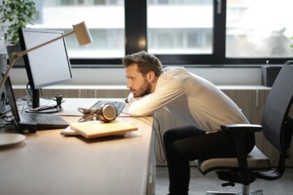 Adeus, Dor nas Costas! Como Melhorar a Postura para Quem Fica Muito Tempo Sentado — como melhorar a postura para quem fica mu