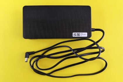 Para recarregar seu carro elétrico em casa, você precisará de um carregador adequado (Nível 1 ou Nível 2) e uma tomada compat