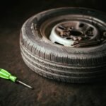 Domine a Troca de Pneu em Emergências: Guia Essencial para Sua Segurança — como trocar o pneu do carro em situações de emergê