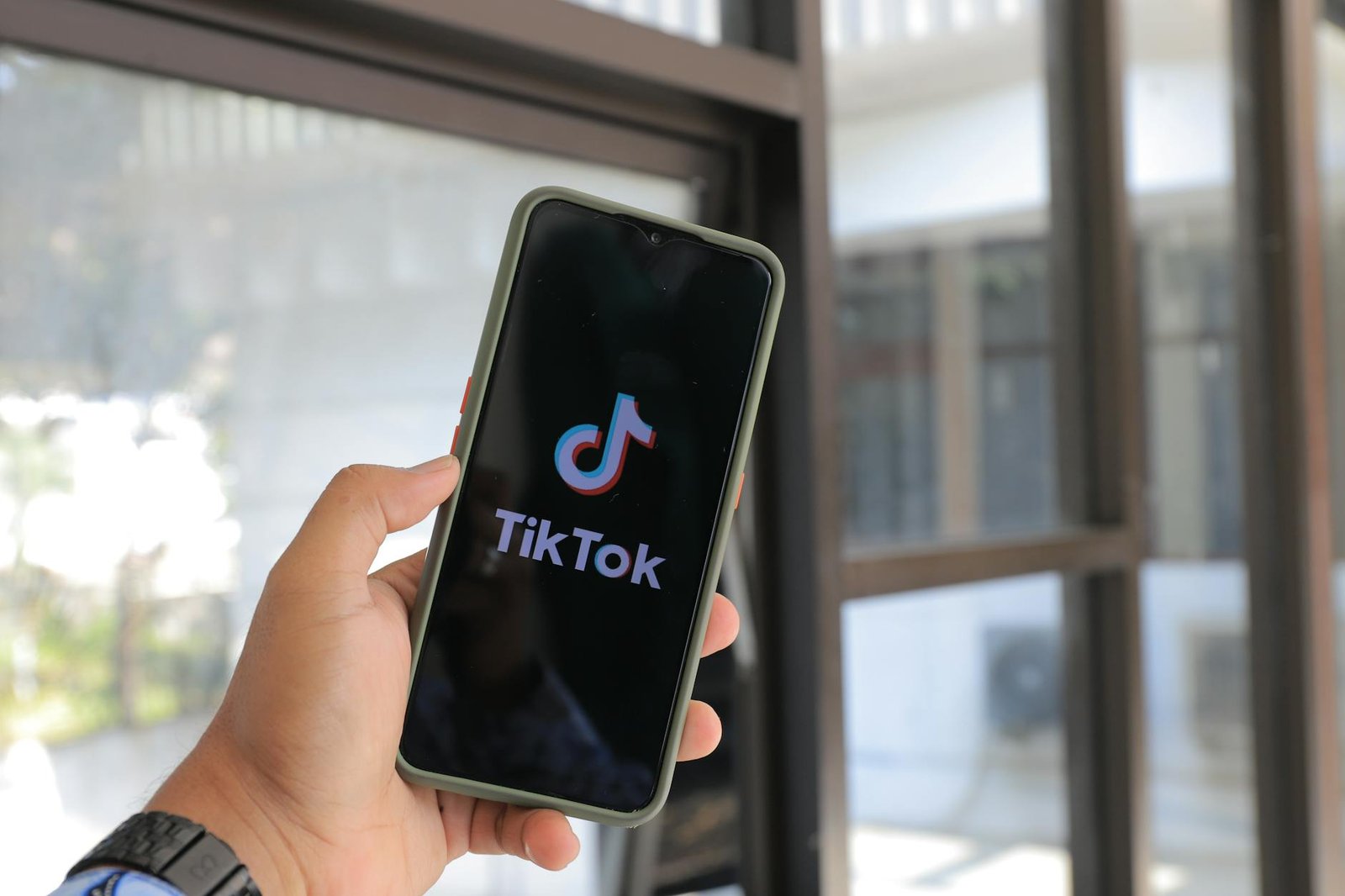 TikTok para Negócios Locais: O Guia Completo para Atrair Clientes e Alavancar Suas Vendas — como usar o tiktok para divulgar