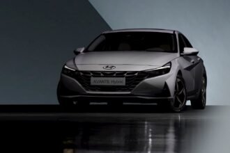 Para comparar carros elétricos e híbridos, considere que veículos elétricos utilizam apenas eletricidade, oferecendo zero emi