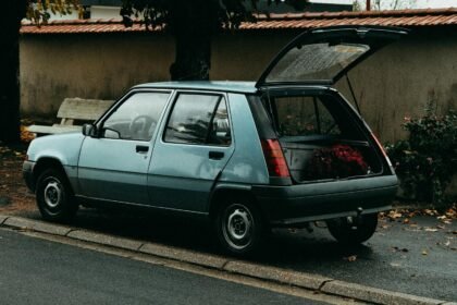 Para escolher o melhor hatch popular disponível no Brasil, é essencial analisar critérios como consumo de combustível, custo