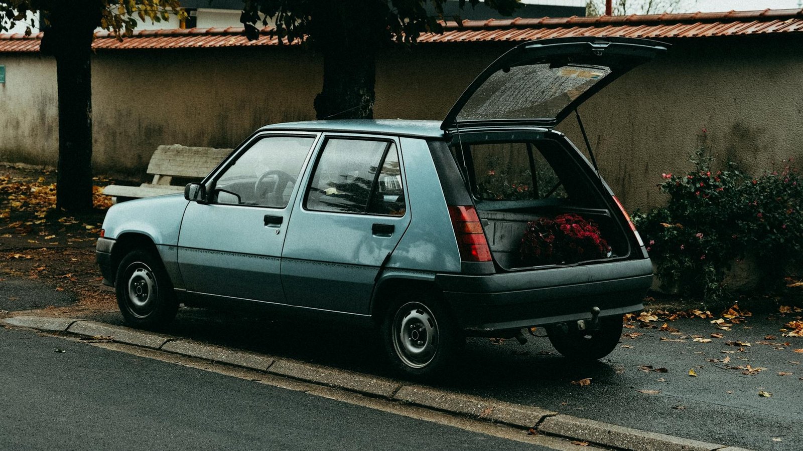 Para escolher o melhor hatch popular disponível no Brasil, é essencial analisar critérios como consumo de combustível, custo