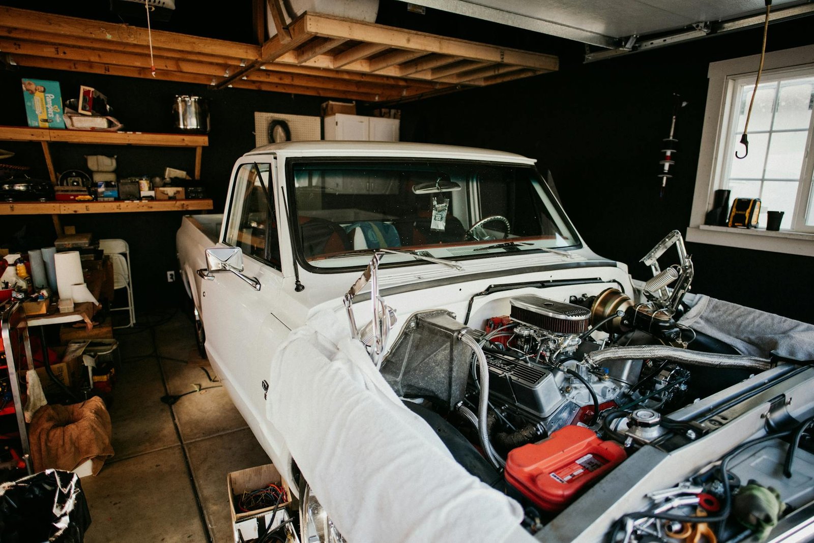 Para manter um carro restaurado, os custos variam significativamente, englobando manutenção preventiva e corretiva, seguro es