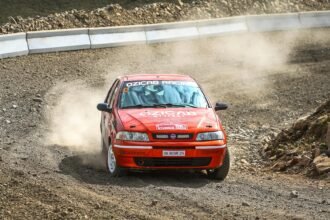 Para entender a diferença entre F1, WEC e categorias nacionais, observe o tipo de veículo (monopostos, protótipos, carros de