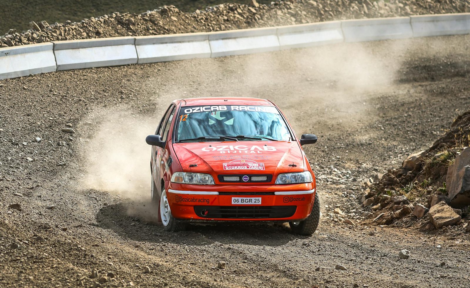 Para entender a diferença entre F1, WEC e categorias nacionais, observe o tipo de veículo (monopostos, protótipos, carros de