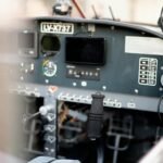 Para pilotos iniciantes, os equipamentos essenciais incluem capacete homologado, óculos de proteção, fones de ouvido com comu