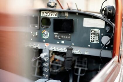 Para pilotos iniciantes, os equipamentos essenciais incluem capacete homologado, óculos de proteção, fones de ouvido com comu