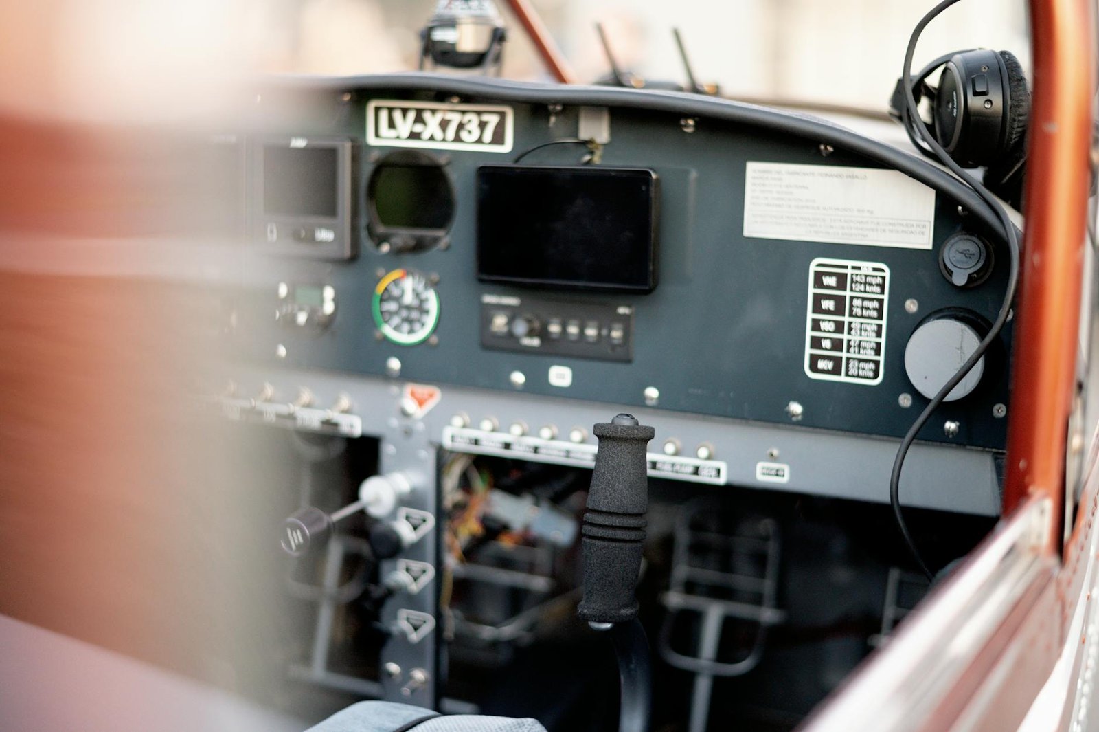 Para pilotos iniciantes, os equipamentos essenciais incluem capacete homologado, óculos de proteção, fones de ouvido com comu