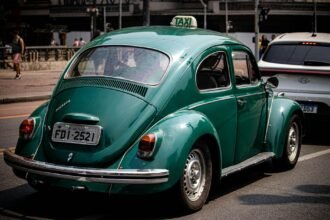Para Histórias de carros icônicos no Brasil, o país é palco de uma rica tapeçaria automotiva, com modelos que transcenderam s