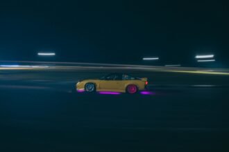 Para assistir no automobilismo em 2026, foque nas grandes mudanças regulamentares da Fórmula 1, o avanço da eletrificação em