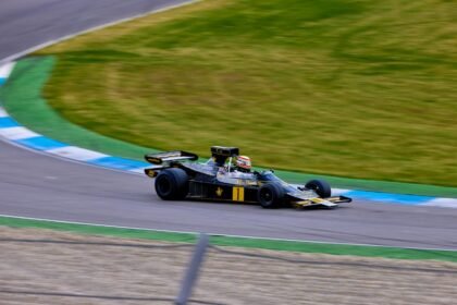 Para pilotos brasileiros que marcaram história, destacam-se nomes como Ayrton Senna, tricampeão mundial de F1; Emerson Fittip