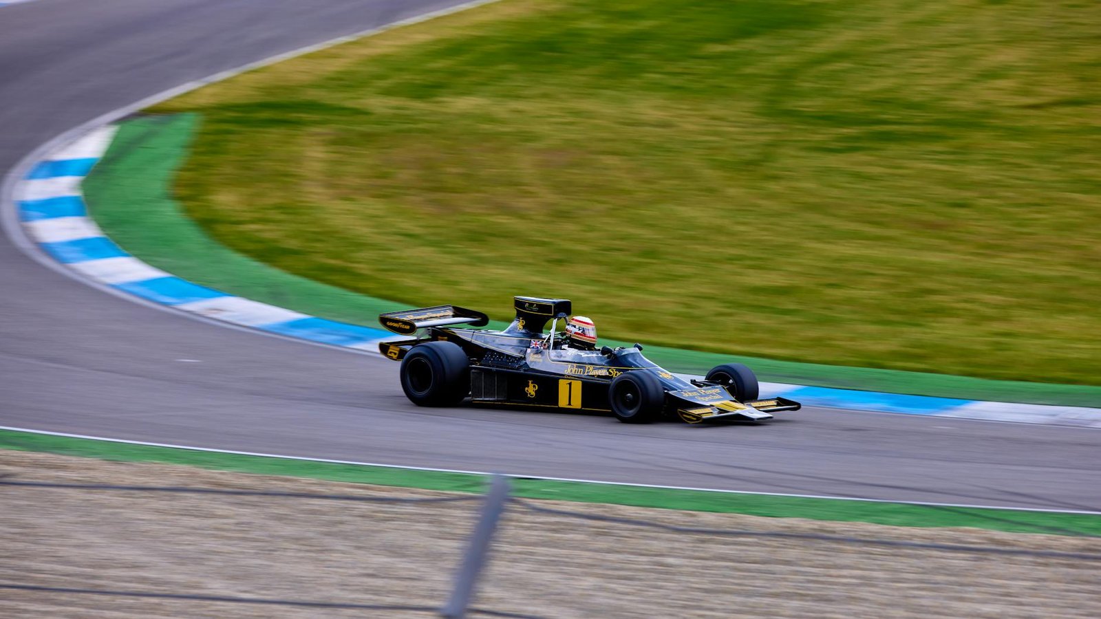 Para pilotos brasileiros que marcaram história, destacam-se nomes como Ayrton Senna, tricampeão mundial de F1; Emerson Fittip