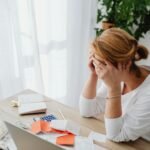 Para taxas e custos que você precisa saber antes de comprar, é fundamental considerar impostos (como IPTU/IPVA, ITBI), taxas