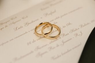 Por que o ouro 18k é a escolha definitiva para as alianças de casamento
